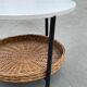 Modèle compact de table basse vintage avec panier de magazine