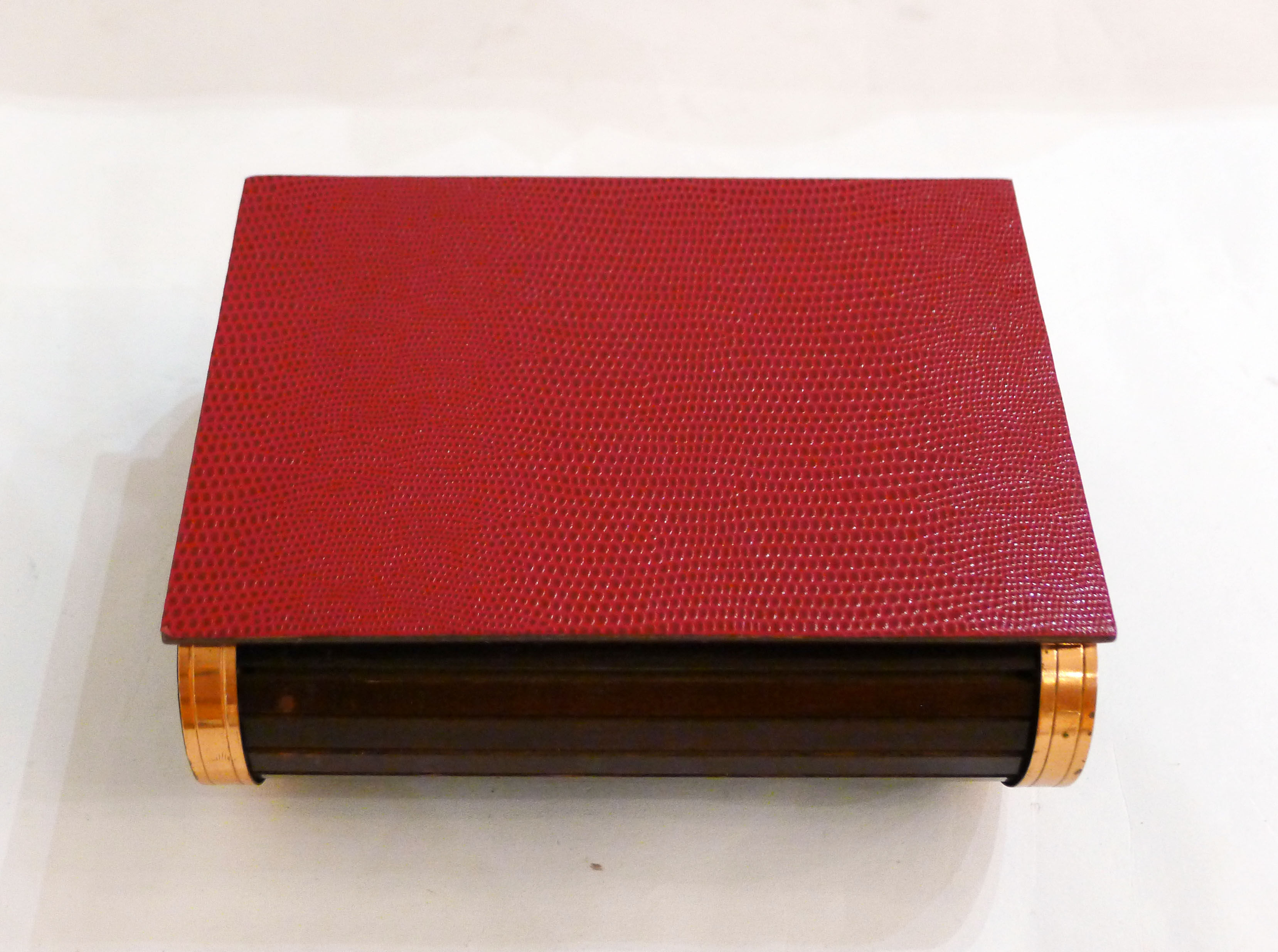 Cigarette box with wooden sliding curtain