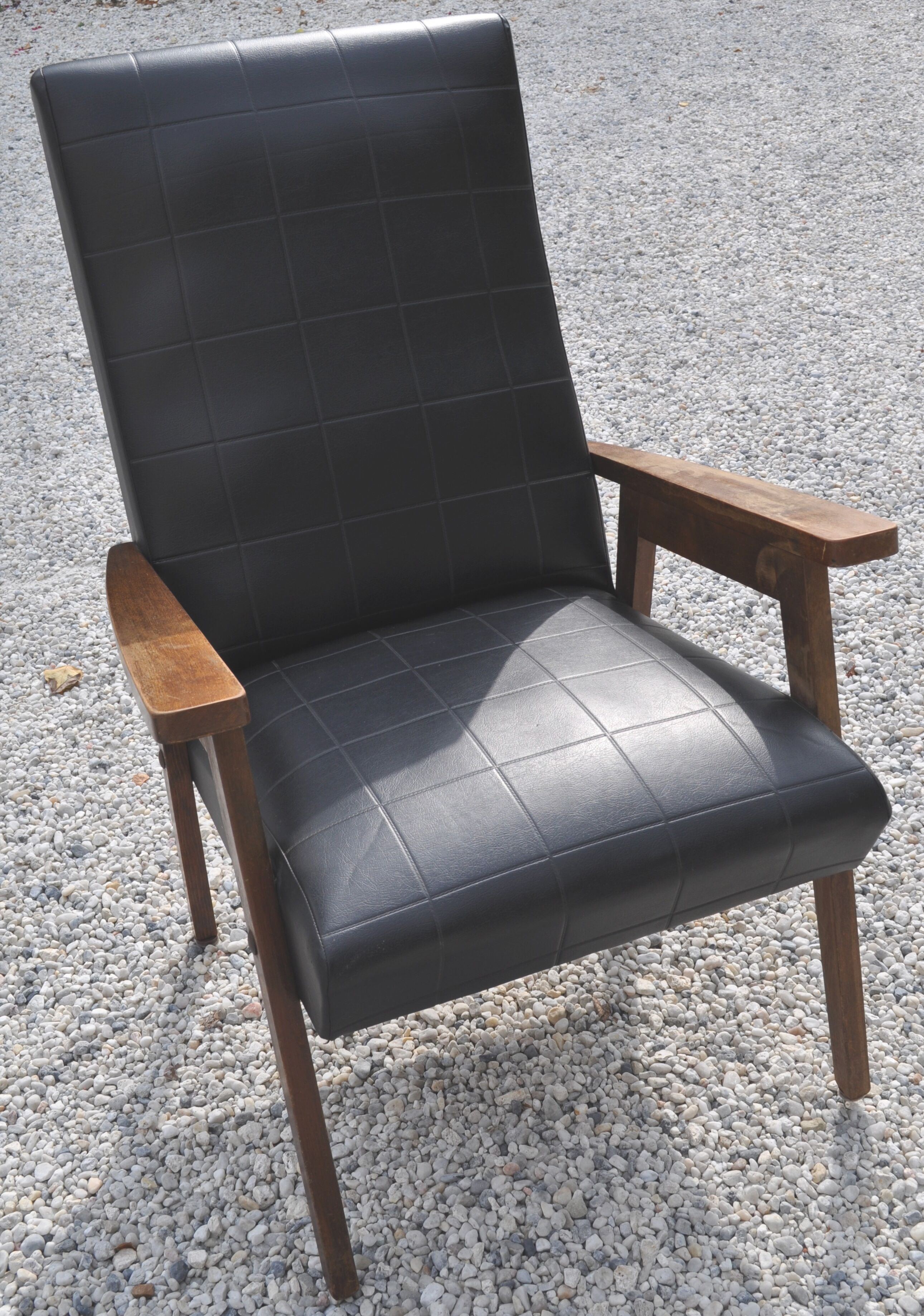 Armchair in black leather armrests 50