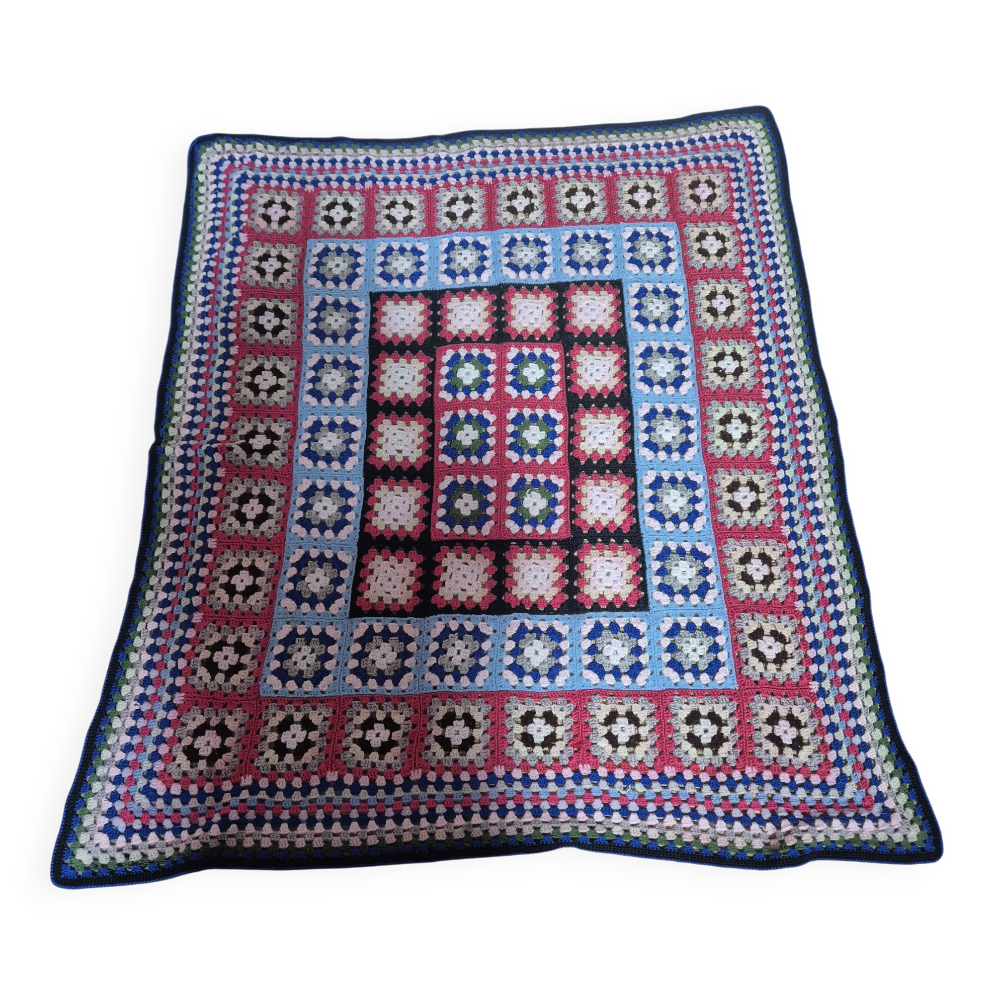 couverture dessus de lit vintage en crochet  compose de carré granny