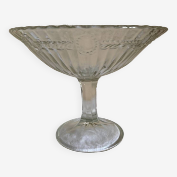 Coupe sur pied en verre moulé, décor strié et perlé