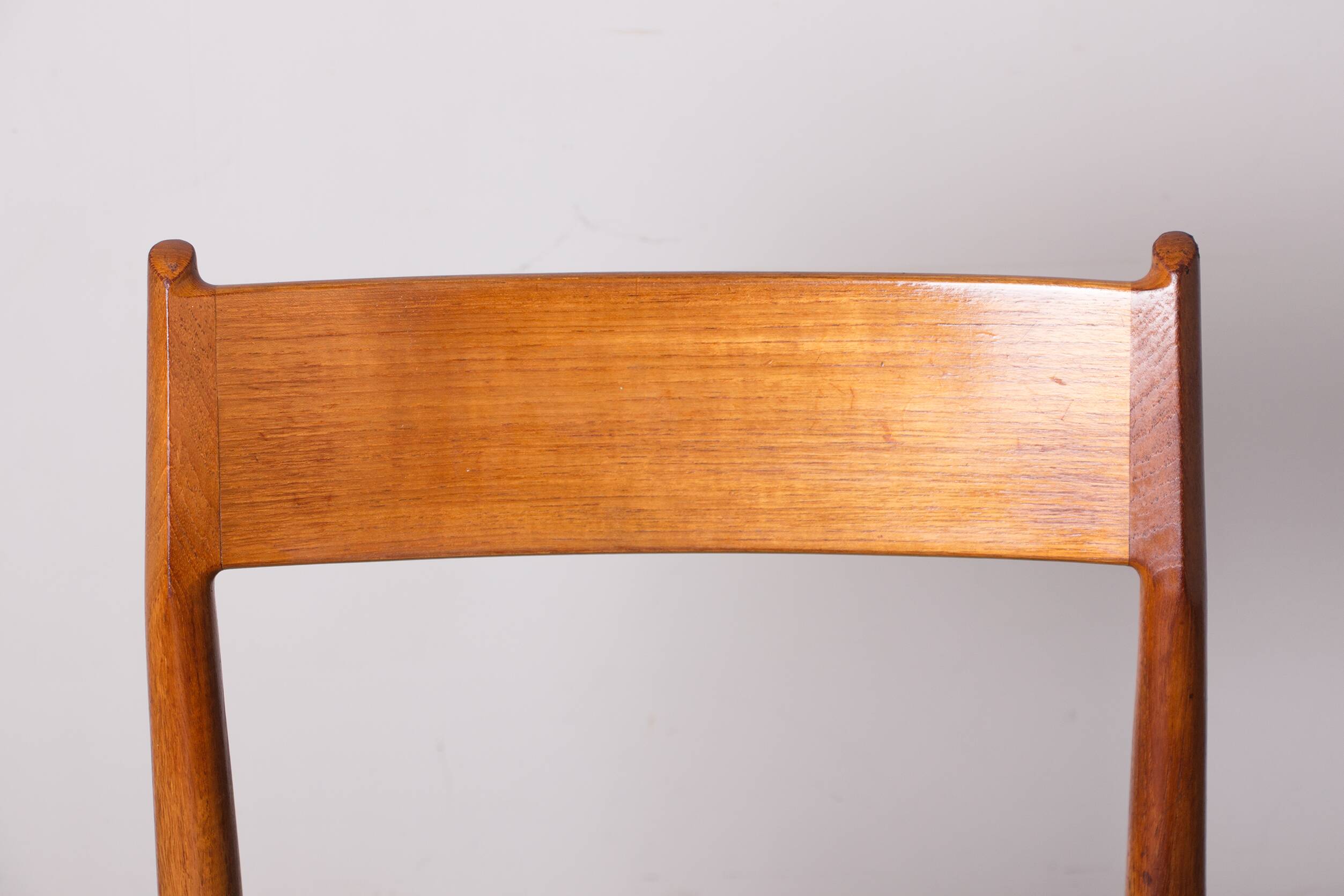 6 Danish chairs in teak and new skai, model 418 by Arne Vodder 1960.