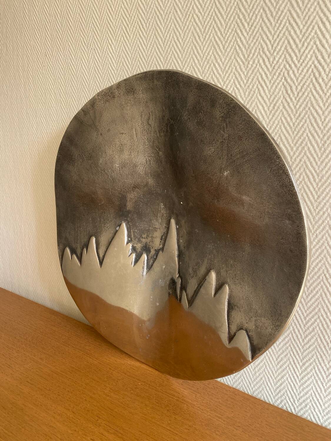 Wall-mounted aluminum plate with mountain design
