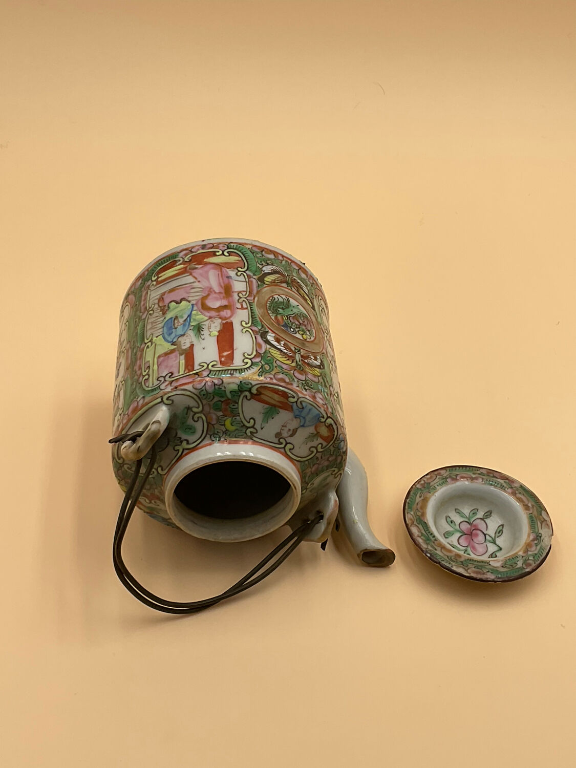 Porcelain teapot from China Canton XIX°