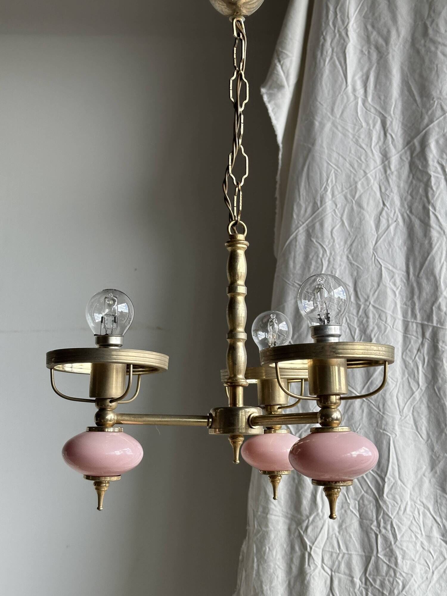 Petit lustre rose et doré à 3 bras de lumières