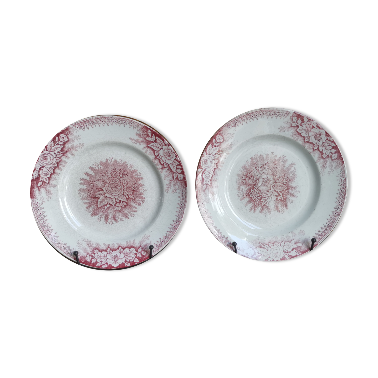 2 anciennes assiettes plates à fleurs rose poinçonner terre de fer hamage st amand "jardinière"