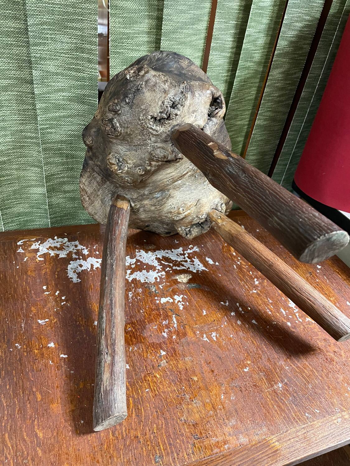Tabouret tripode brutaliste en bois