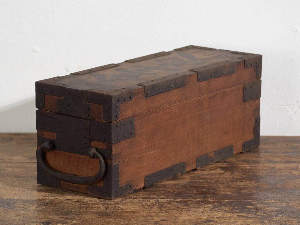 Coffre japonais ancien en bois avec ferrures et serrure – période Meiji (c.1880–1910)