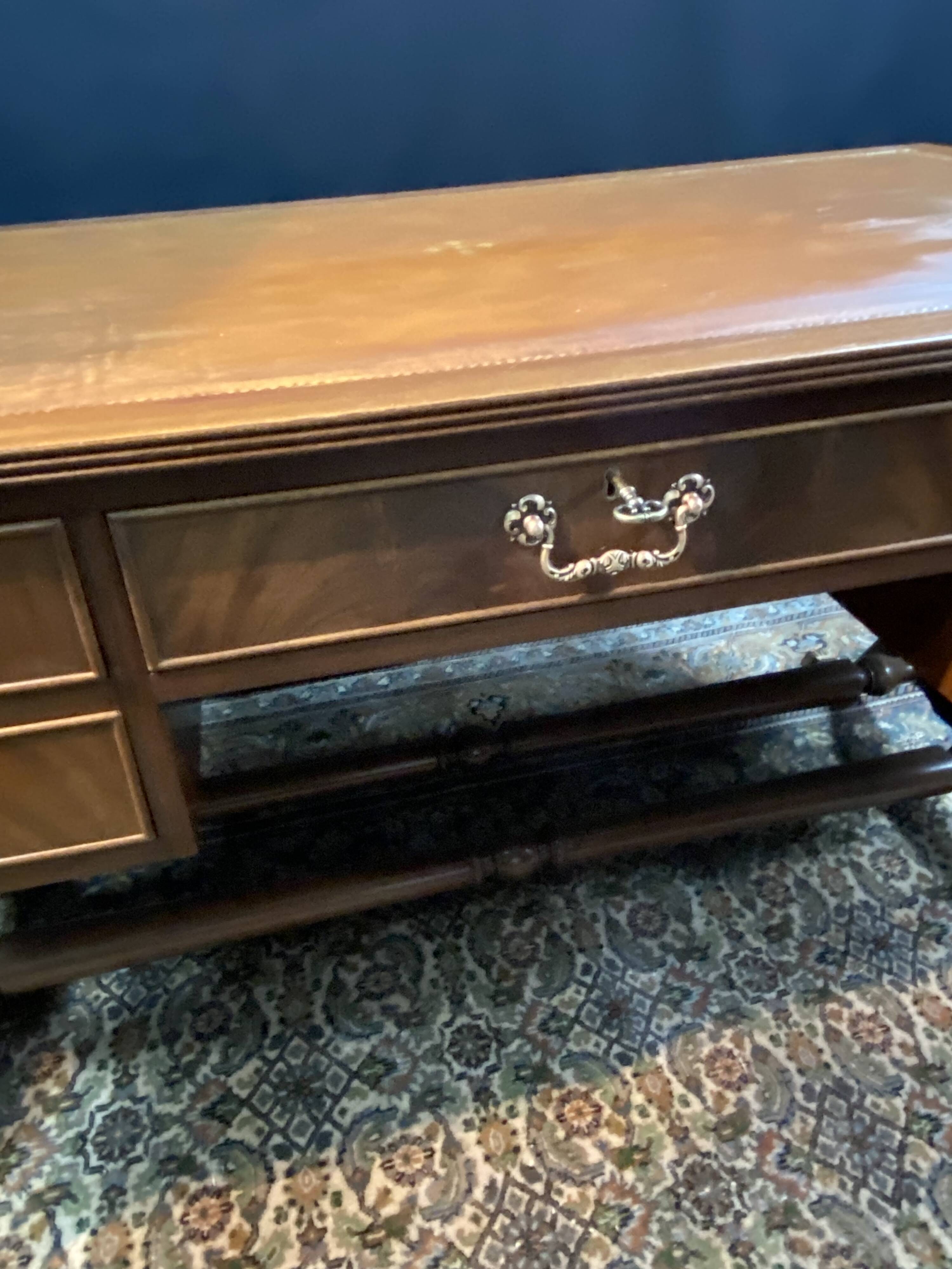 Grand bureau anglais en acajou de style Regency