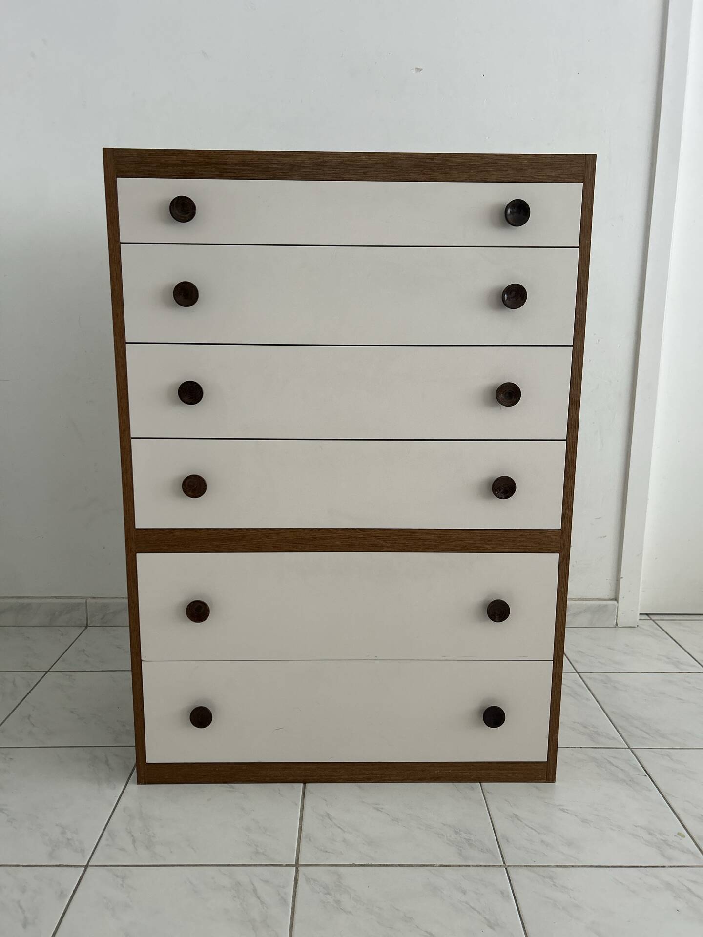 Vintage chest of drawers in wenge wood with 6 drawers.