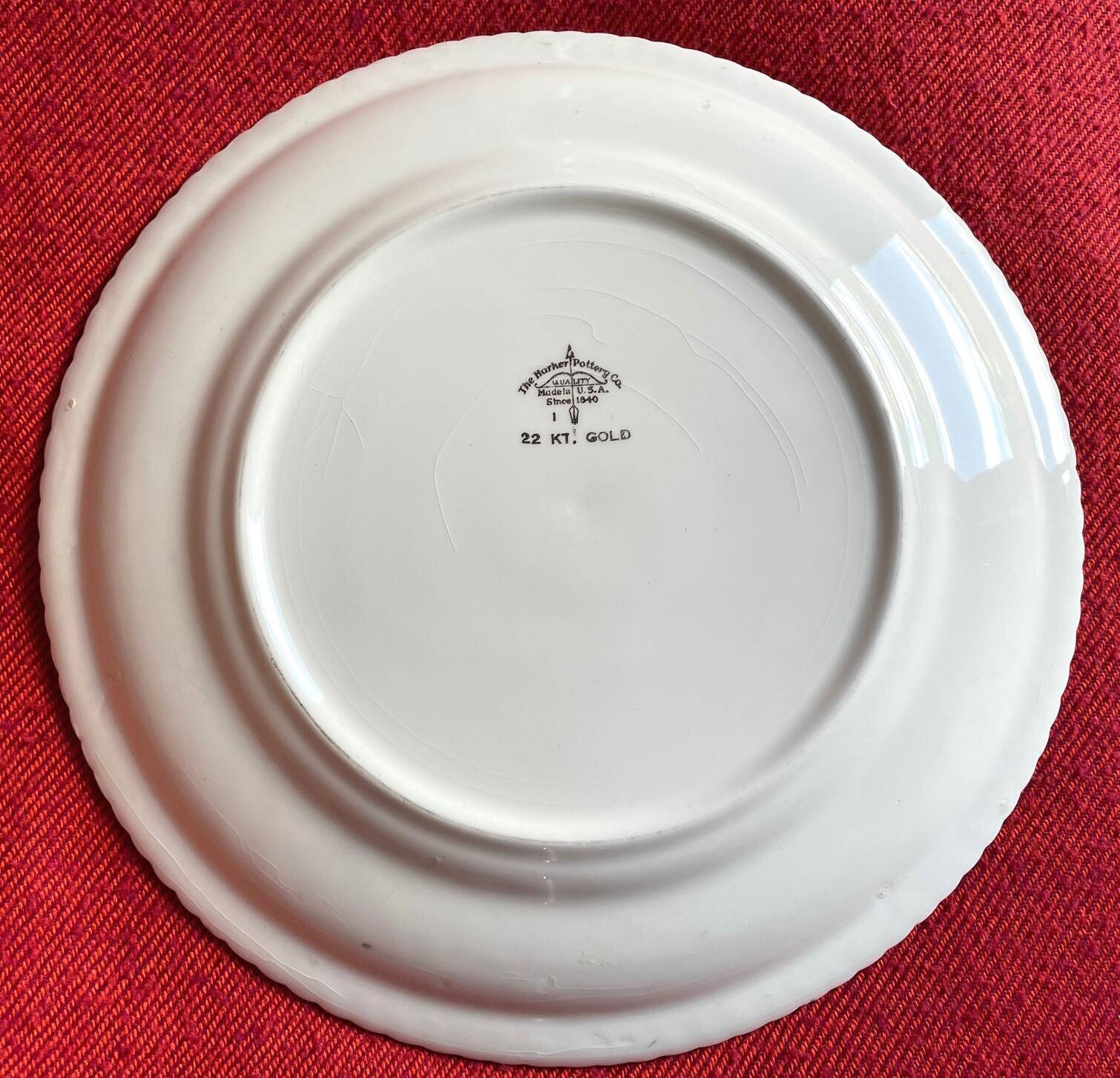 Decorative plate Harker with a red rose in the centre and a 22-carat gold border.