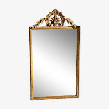 Miroir rectangulaire classique en bois doré à décor de fronton végétal 102,5x56cm