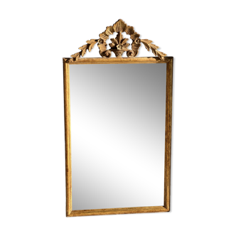 Miroir rectangulaire classique en bois doré à décor de fronton végétal 102,5x56cm