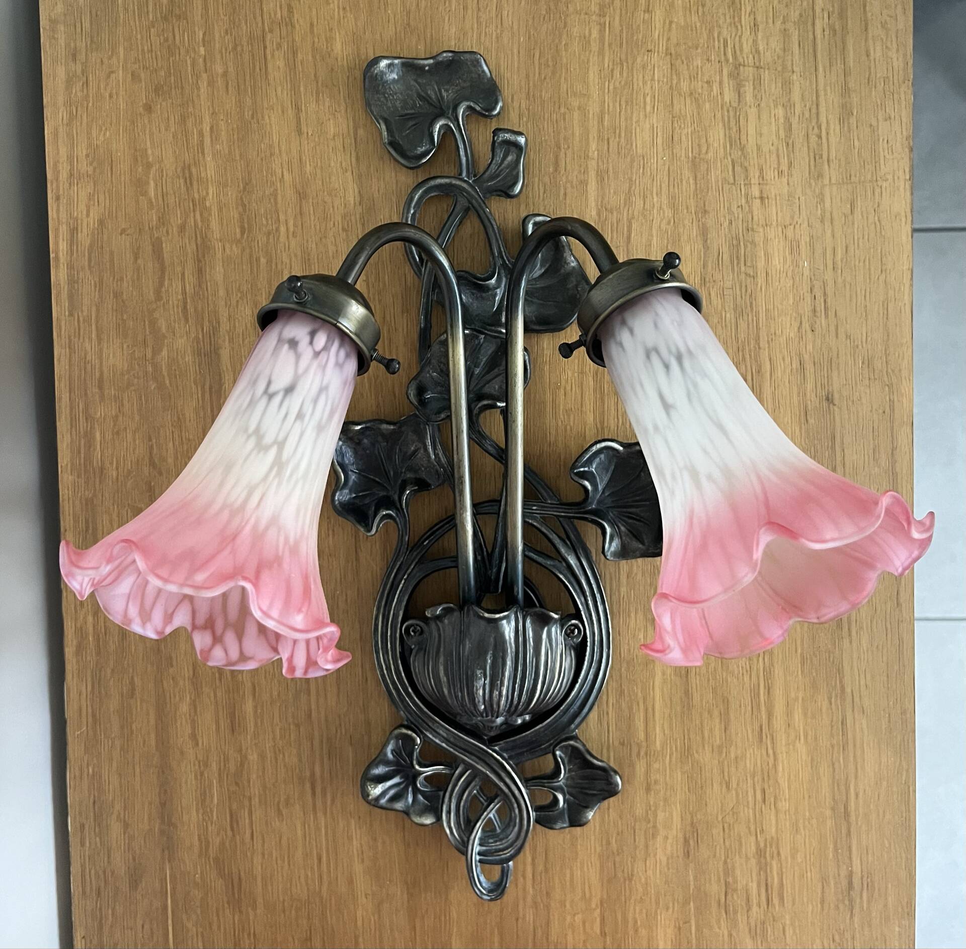 Apply 2 pink tulip Art Nouveau wall lights.
