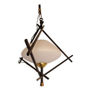Suspension triangulaire opaline et métal maison Lunel 1950