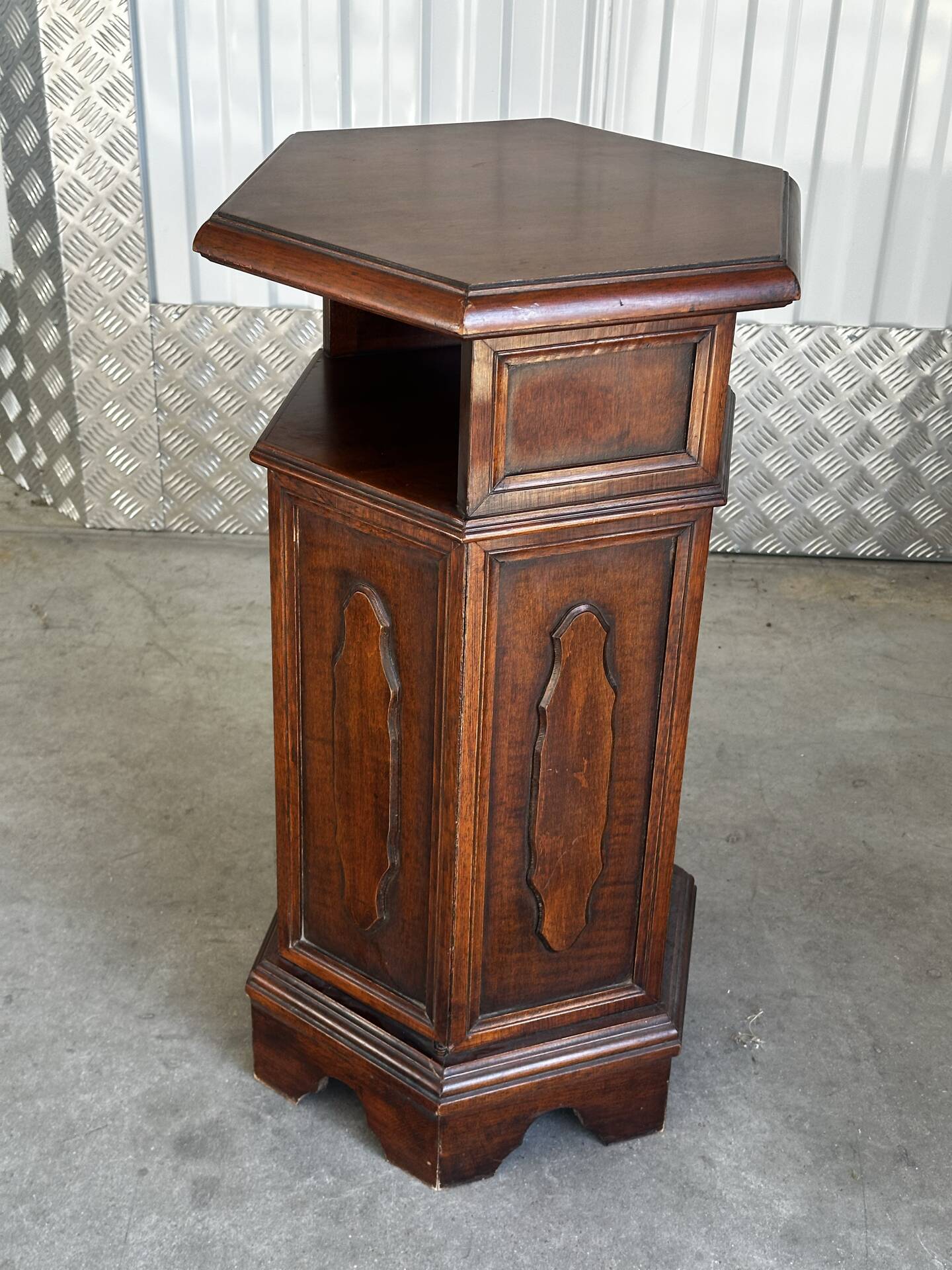 Meuble d’appoint hexagonal en bois d’acajou– XXe siècle