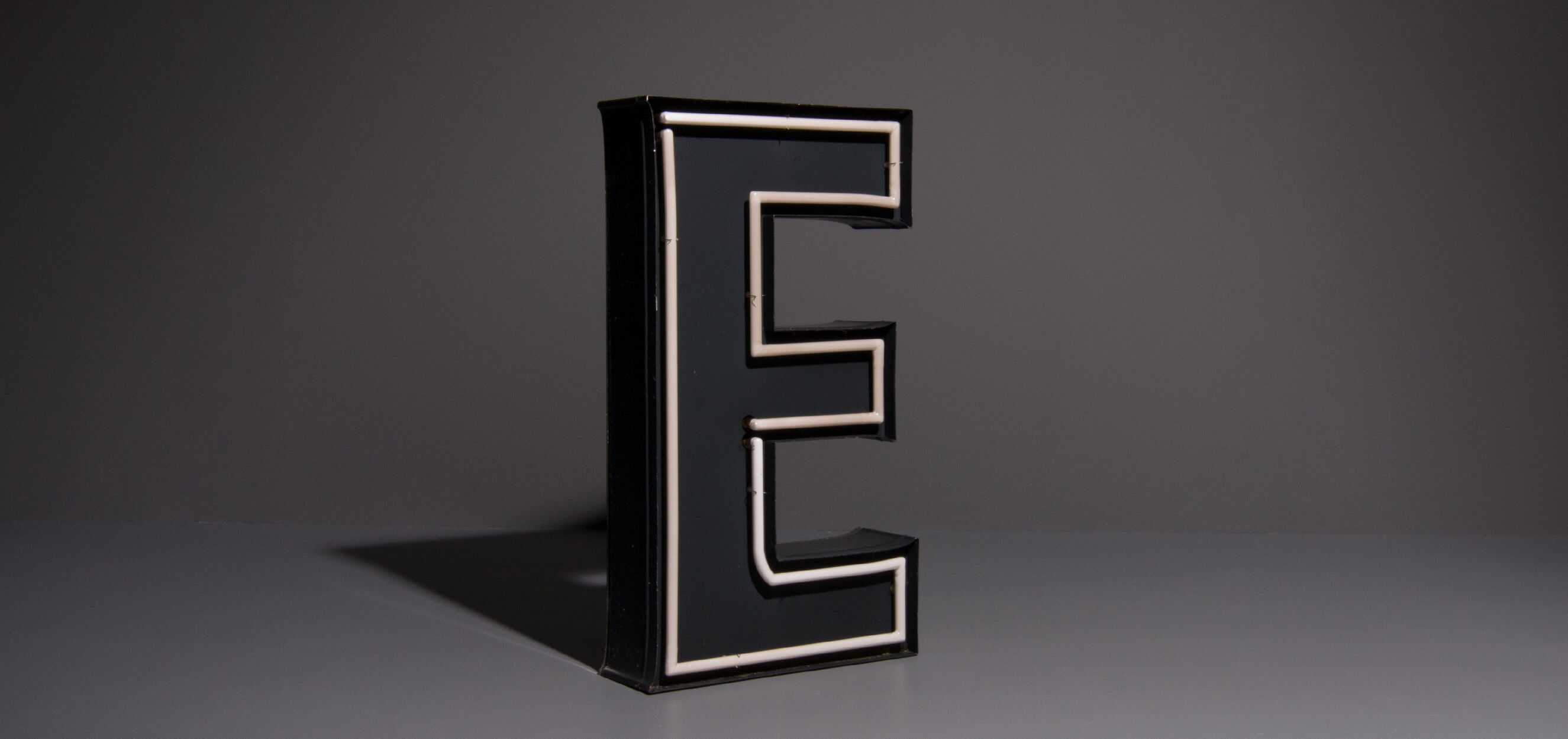 Lettre publicitaire XL avec néon éclairage "E"