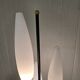 Lampadaire tripode vintage – Laiton & opaline blanche – Années 1960