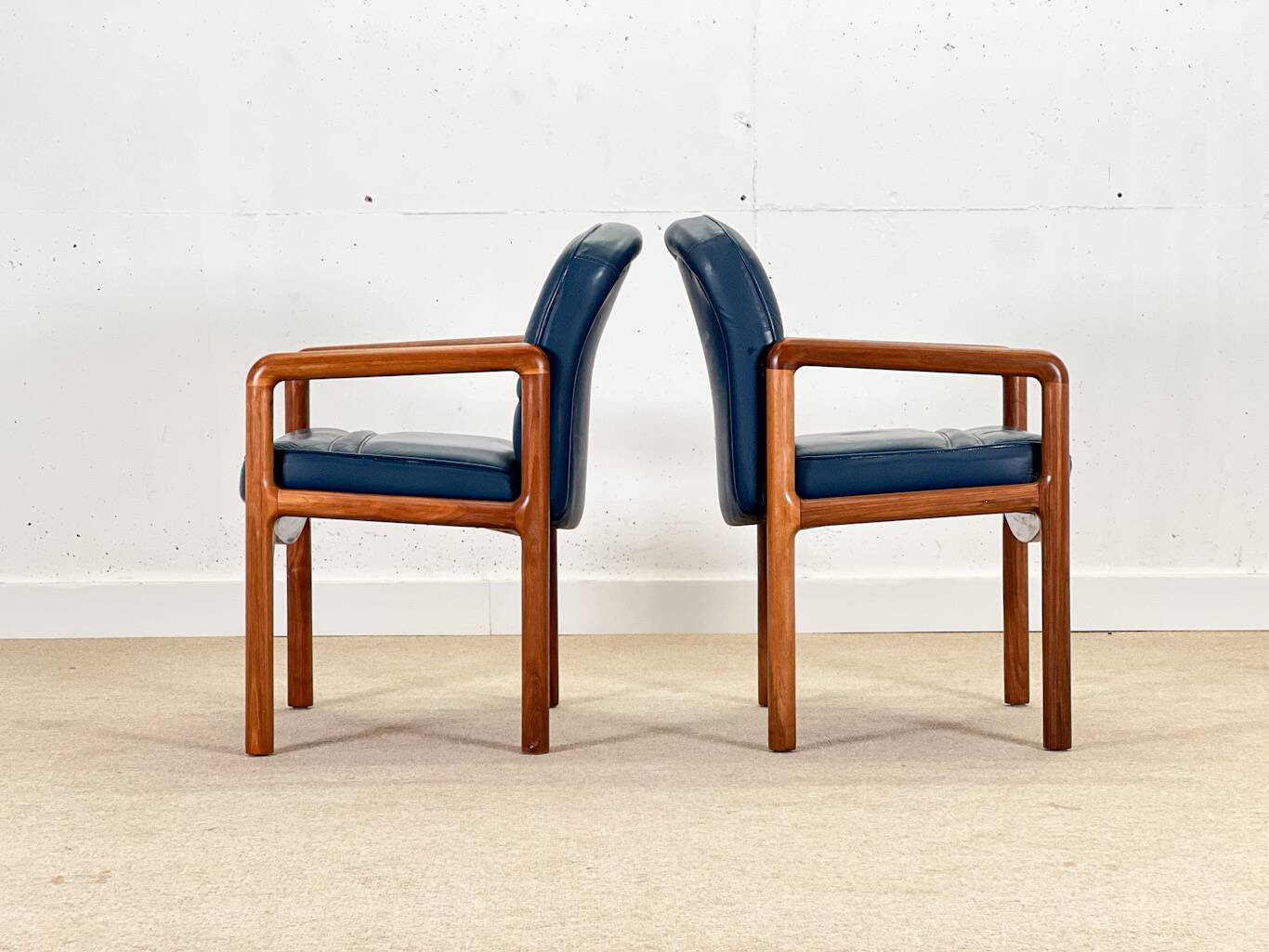 Ensemble de huit chaises de salle à manger à accoudoirs en noyer par Gordon Russell, années 1960