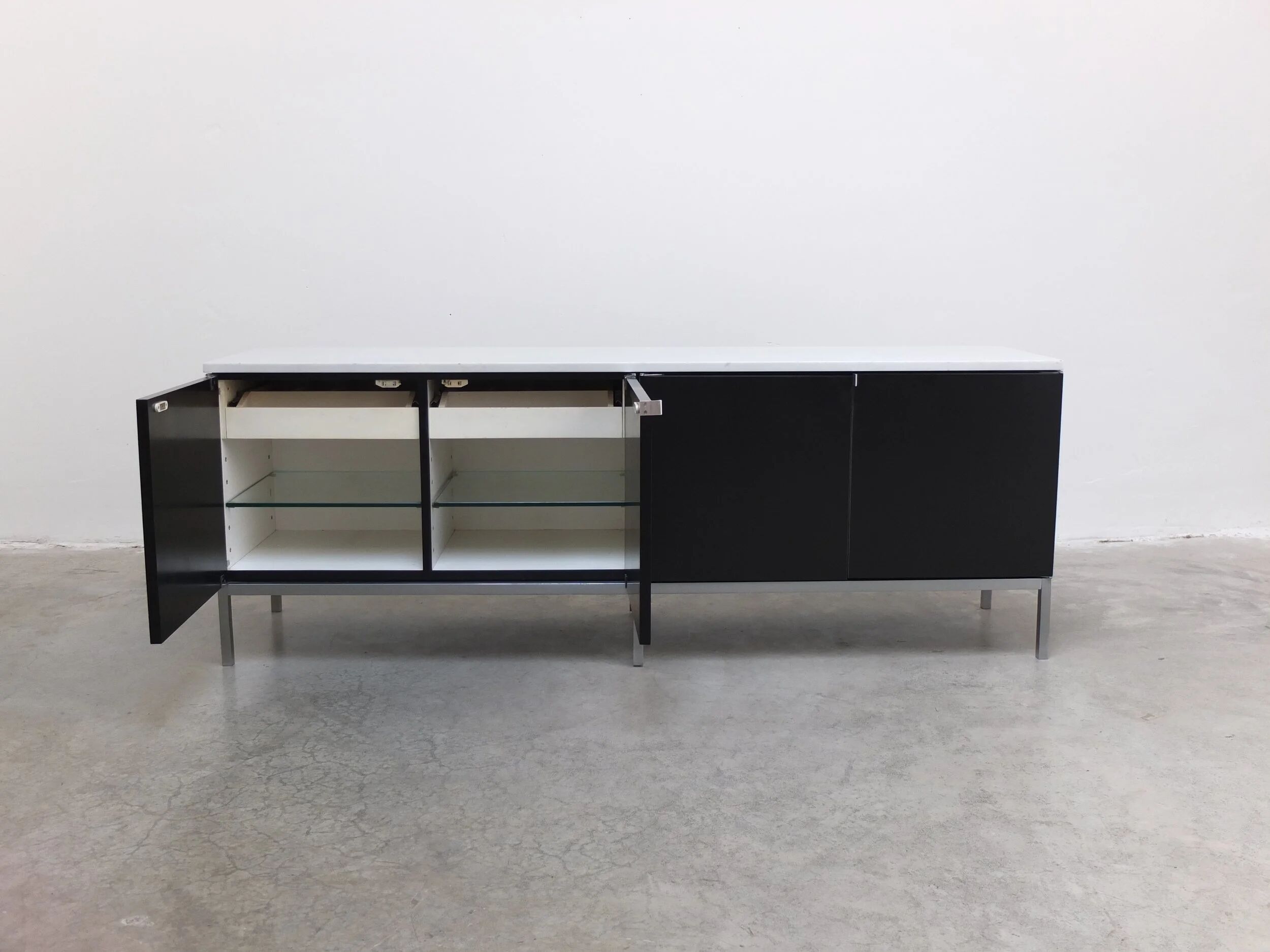 Enfilade noir et marbre par Florence Knoll pour Knoll, 1961