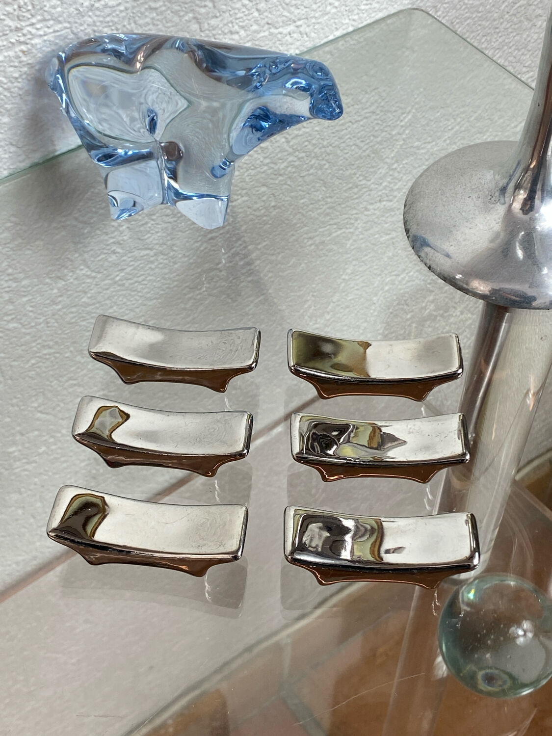 Silver ceramic knife rest