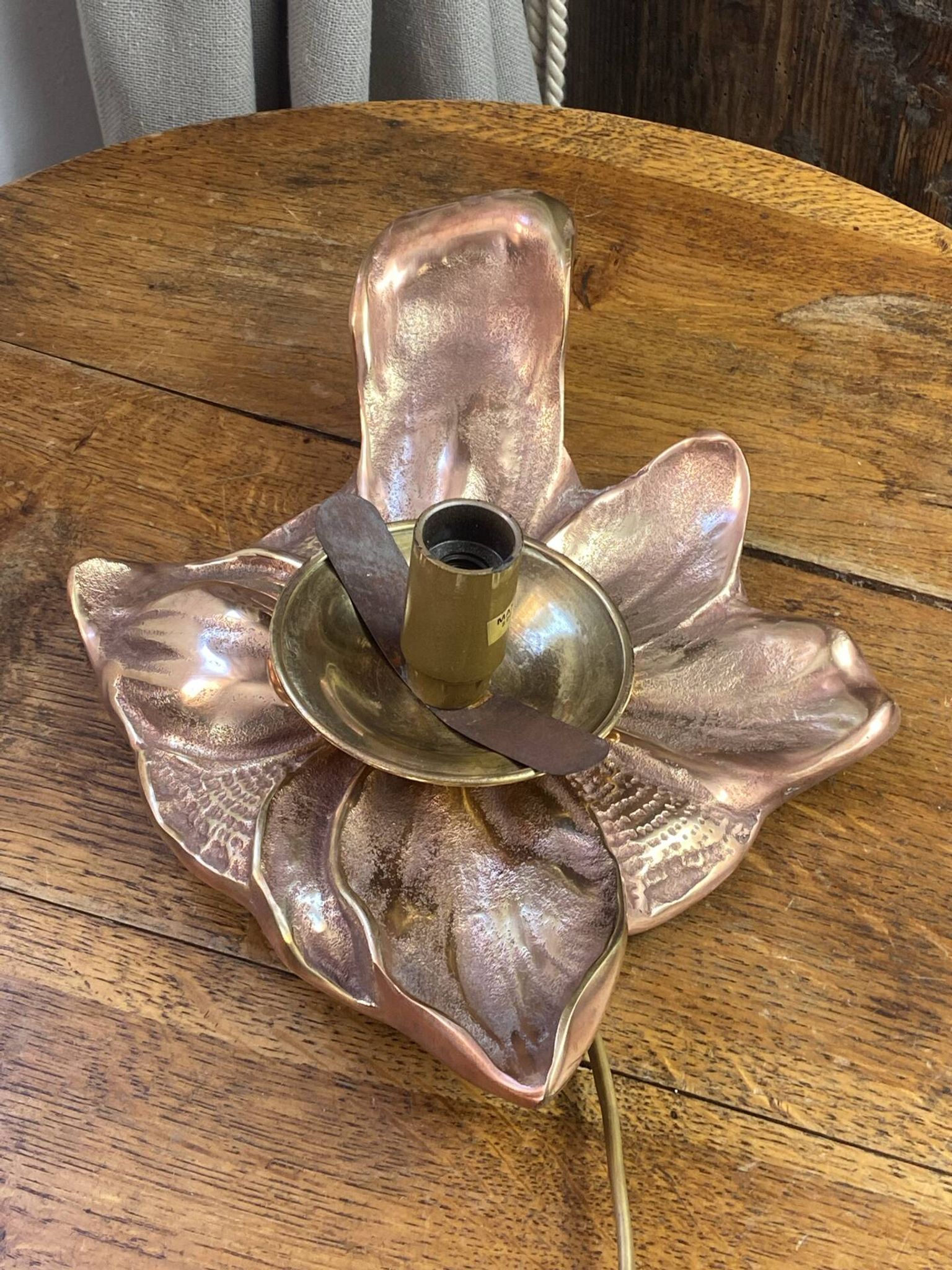 Lampe à poser, feuillage  en bronze rosé