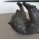 Cadre de table basse en bronze avec un ours finement détaillé.