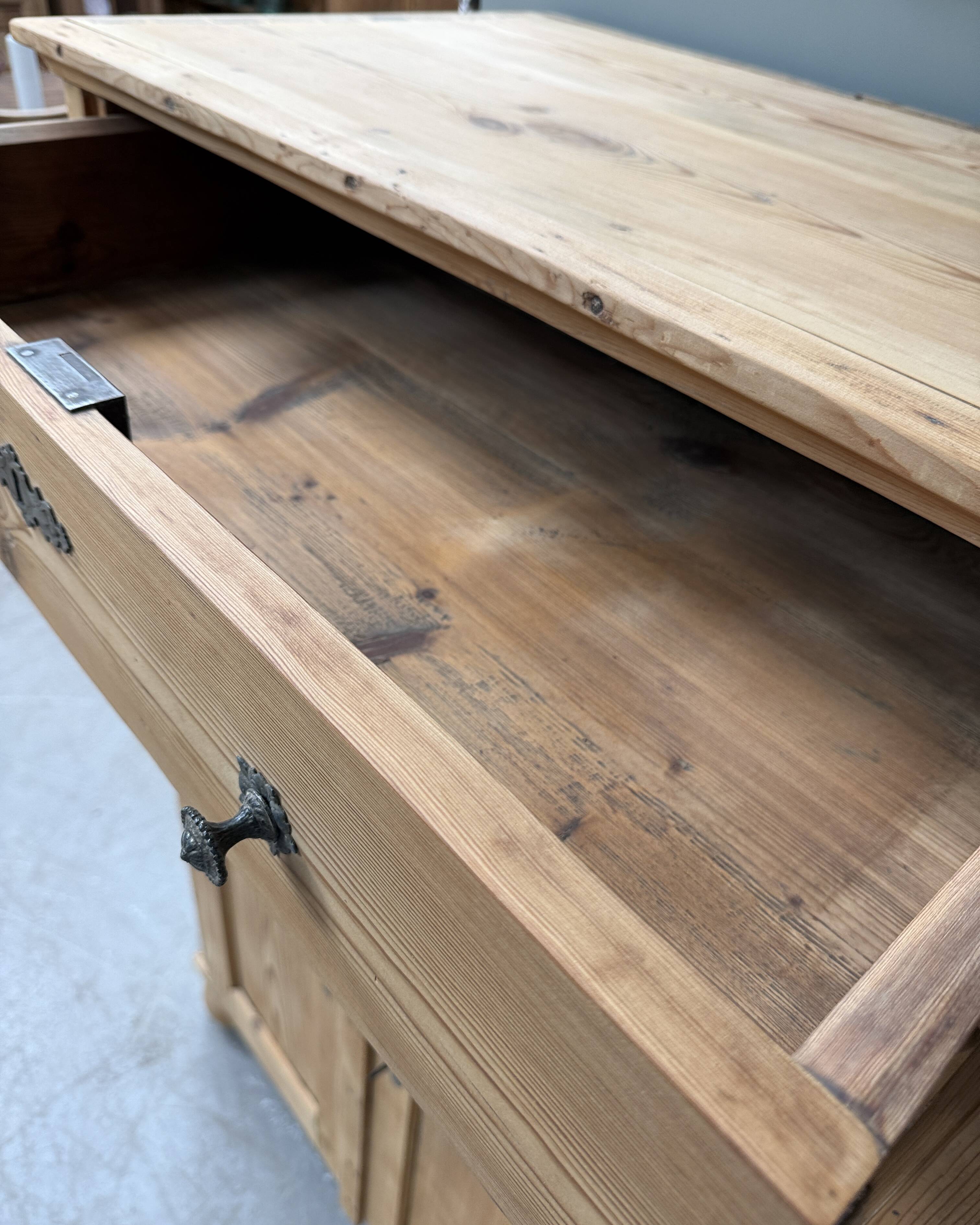 Chic country-style buffet (renovated)