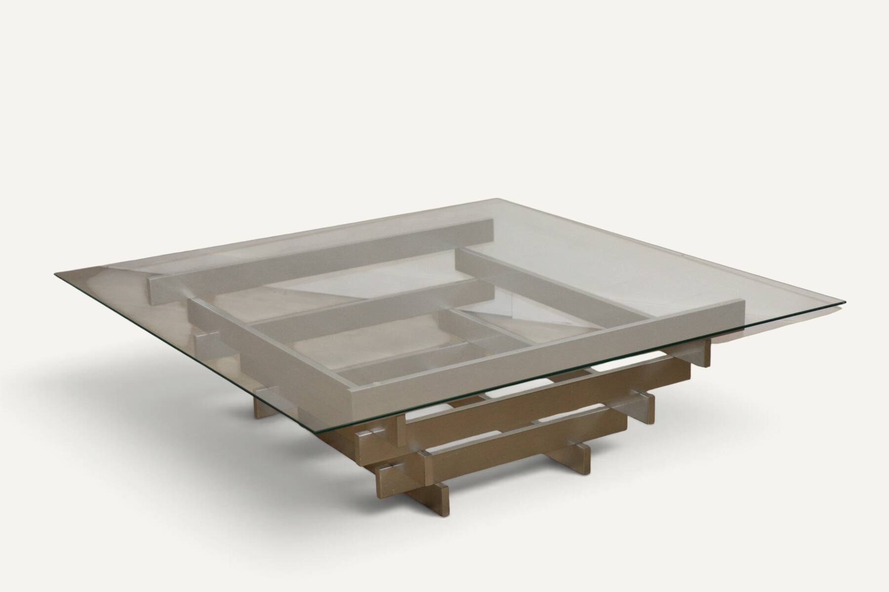 Table basse sculpturale en aluminium brossé et verre – années 1970