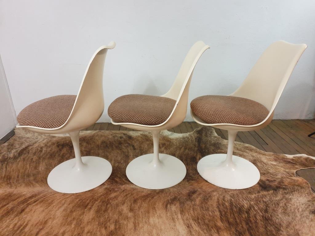Chairs by Eero Saarinen, Knoll edition