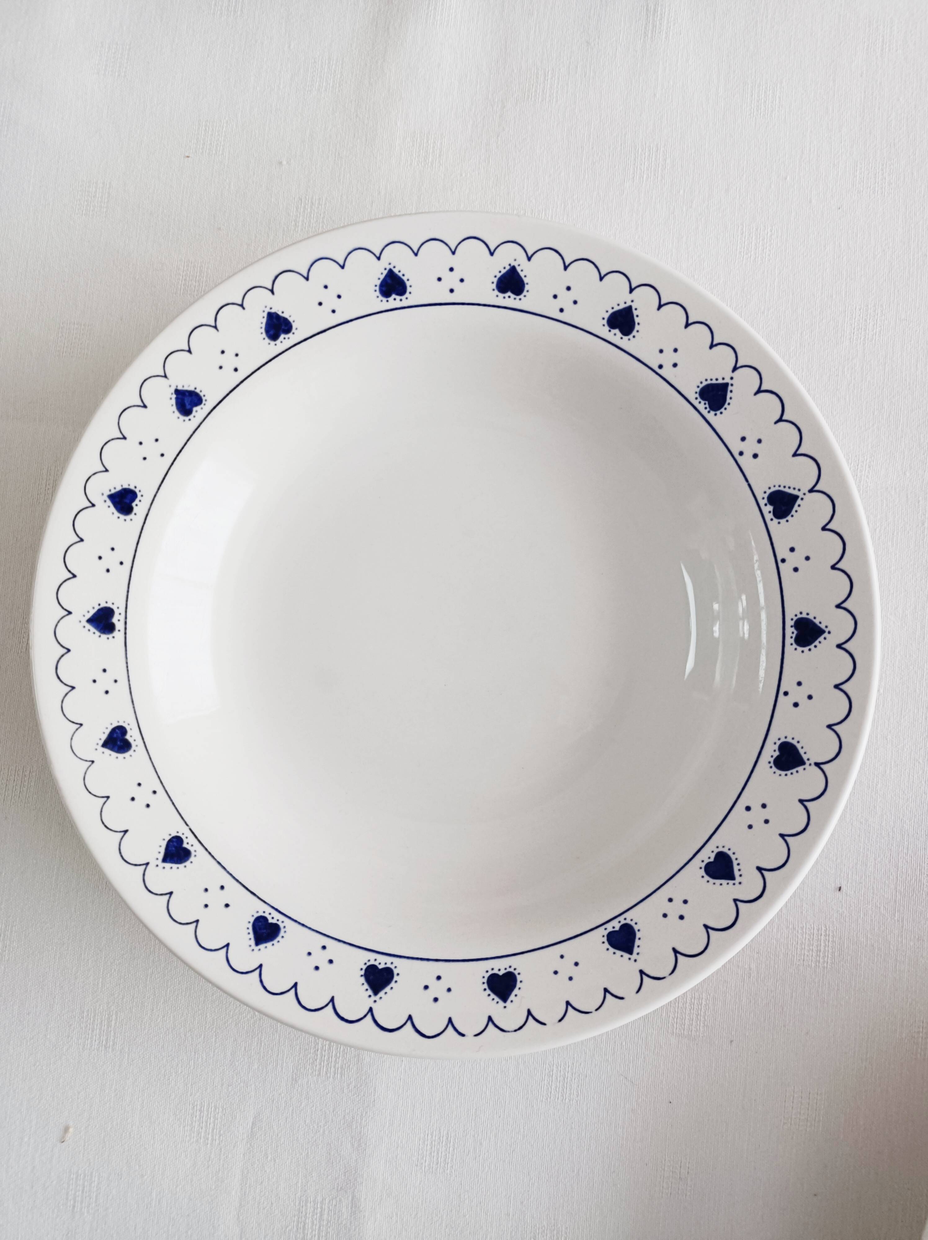 Set of 2 blue heart-shaped deep plates Oxford Brazil.