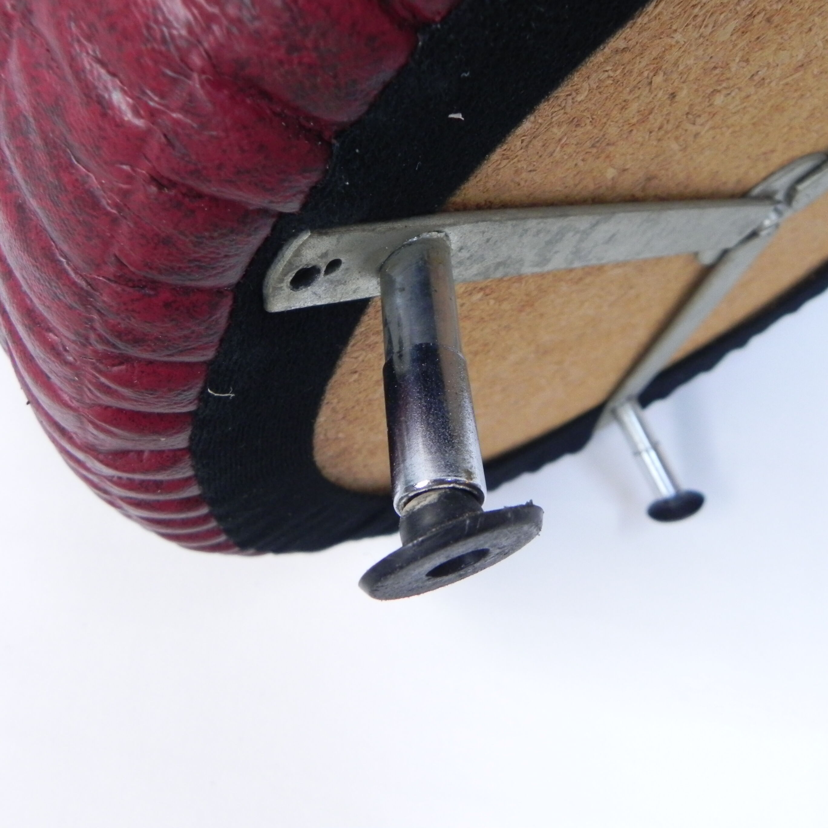 Vintage pouf on 3 legs