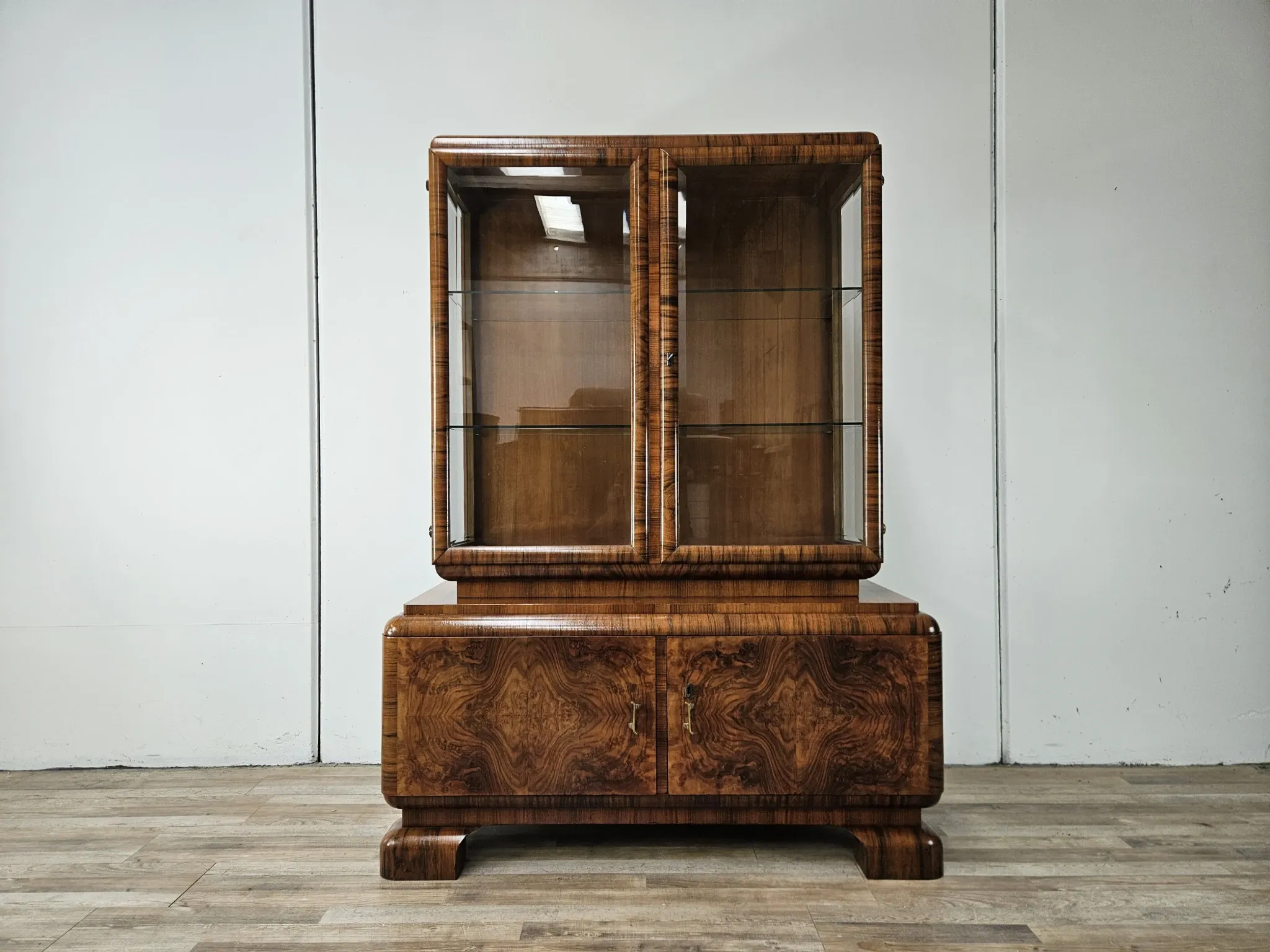 French Art Decò display cabinet from the 1940s in walnut