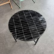 Table basse ronde en zellige noir – Design marocain artisanal 60 cm