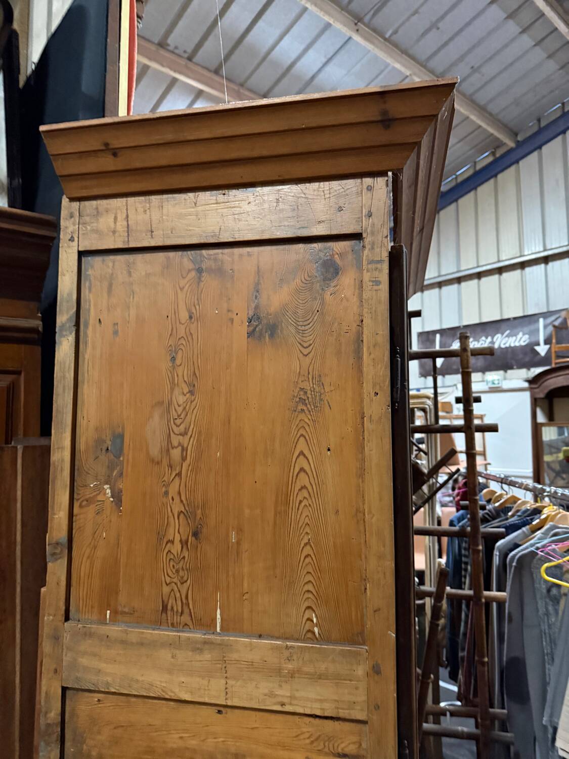 White wooden bonnetière