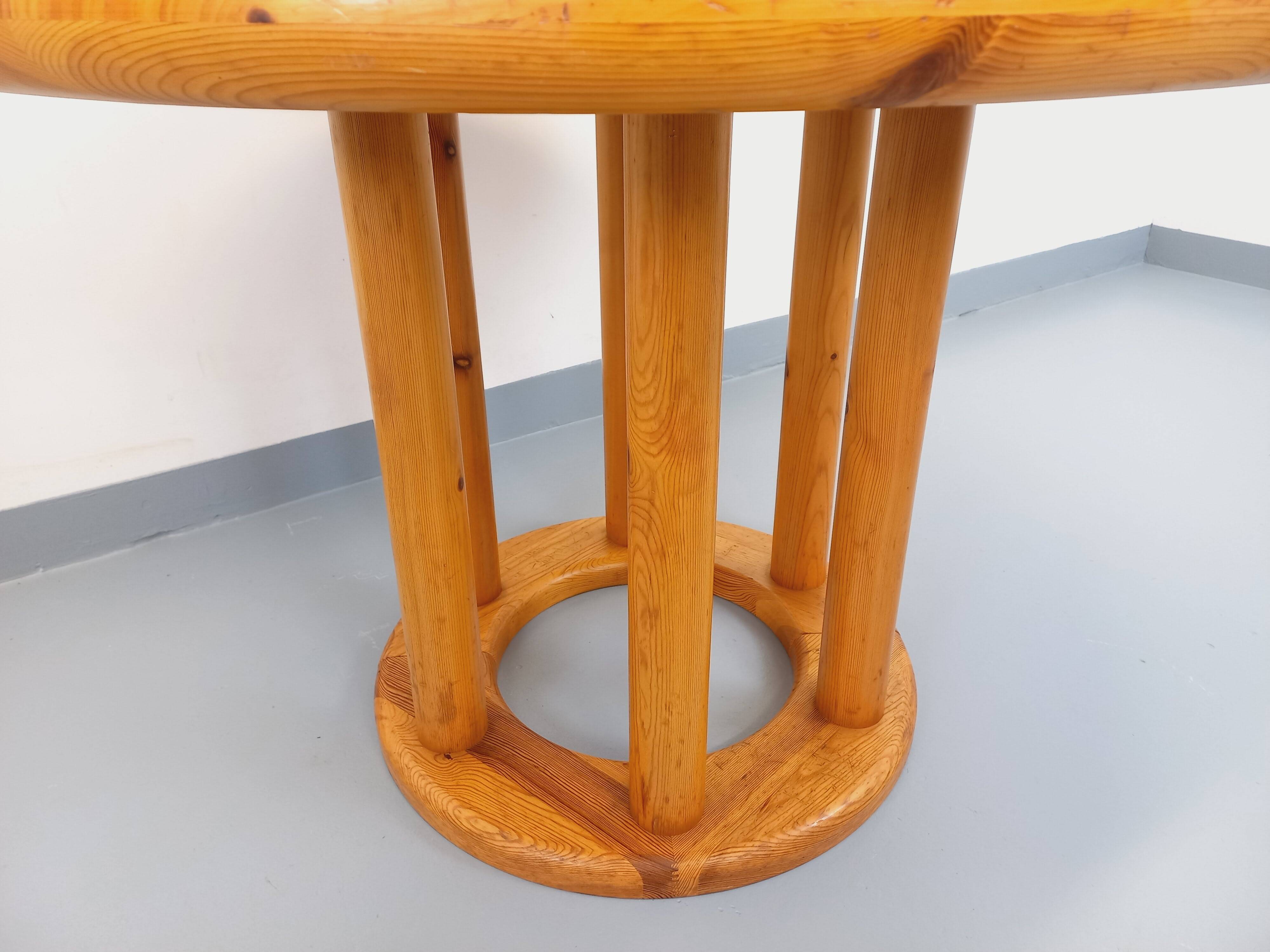 Vintage Scandinavian round dining table by Rainer Daumiller in pine from the 1960s.