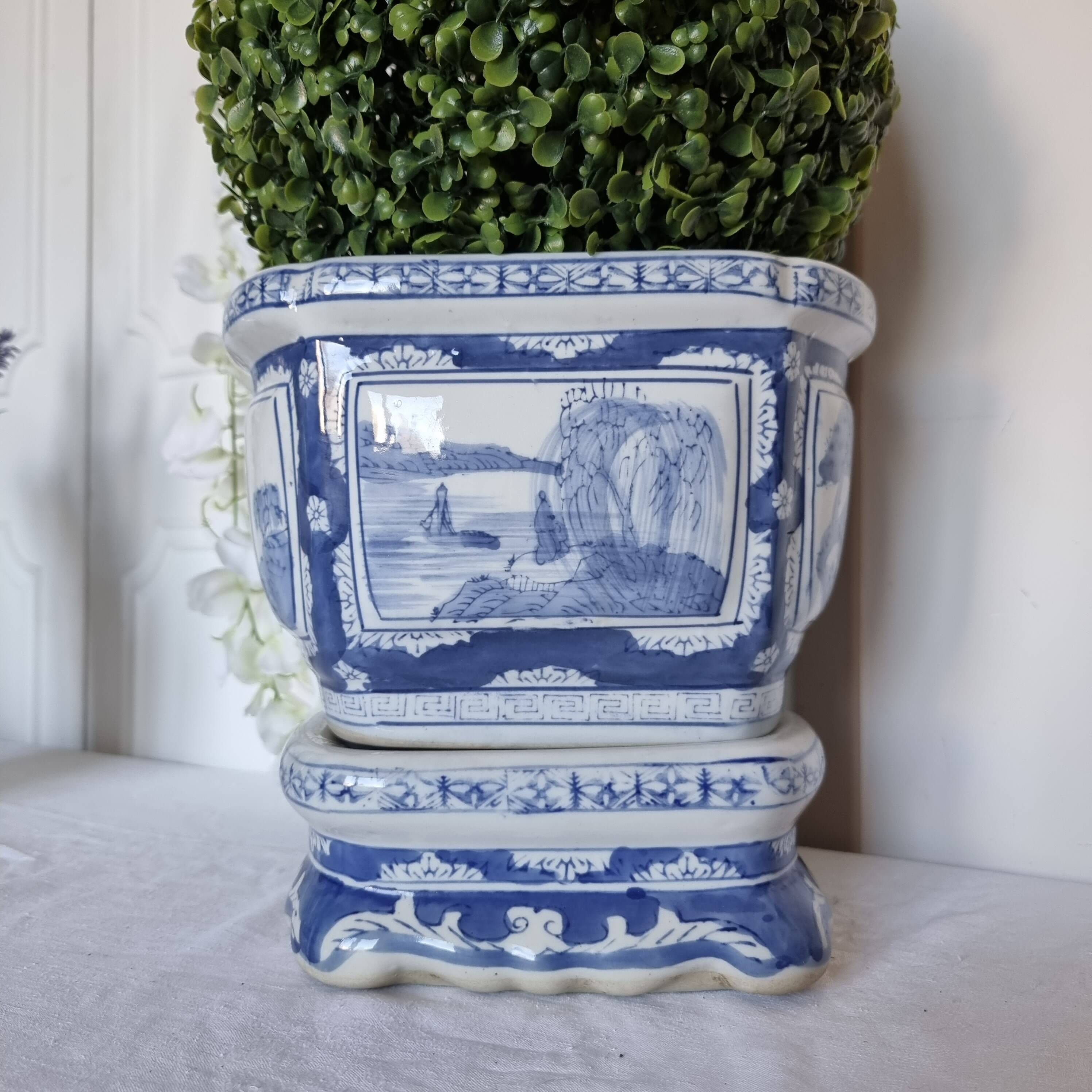 Magnifique cache-pot oriental sur piédestal en porcelaine bleue et blanche