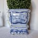 Magnifique cache-pot oriental sur piédestal en porcelaine bleue et blanche