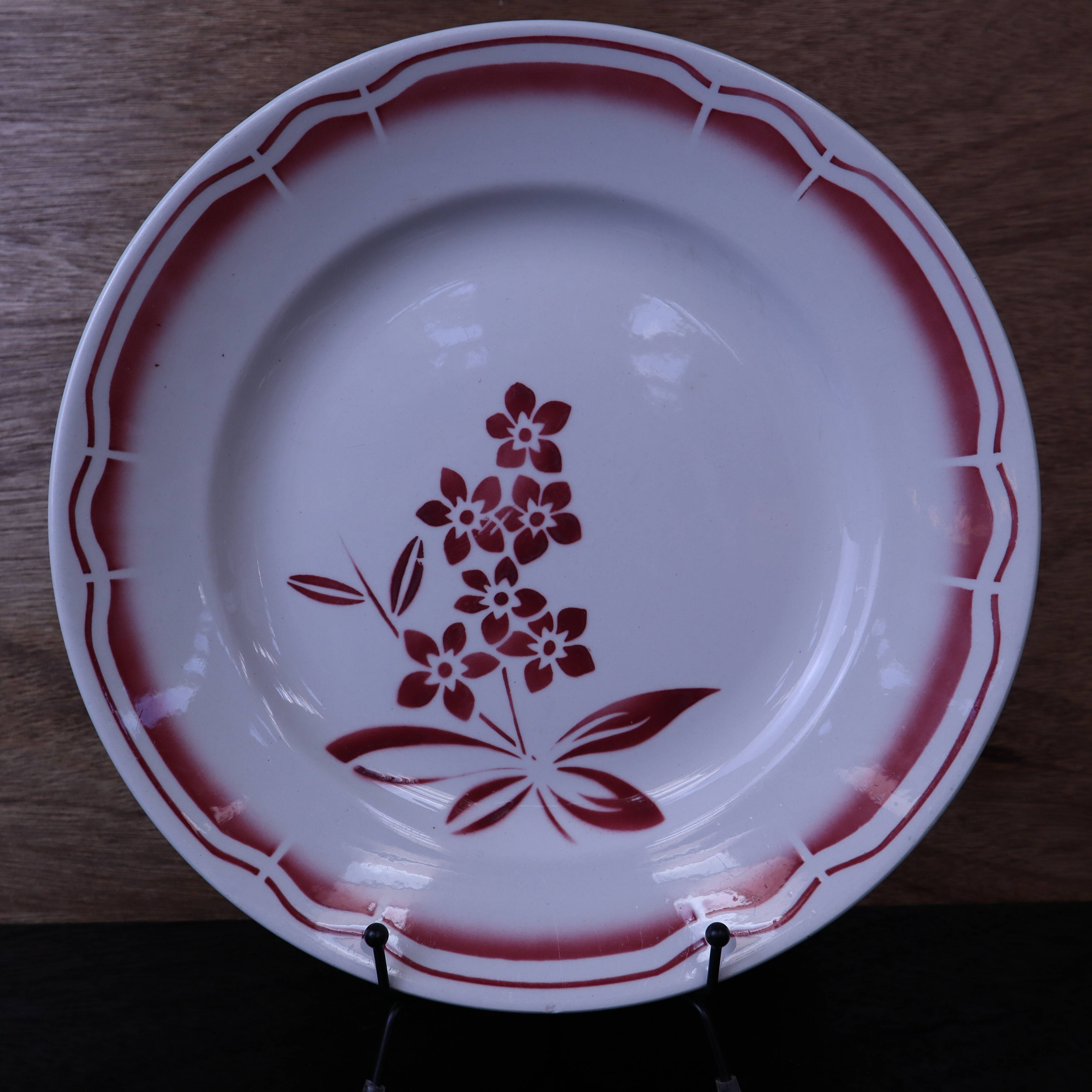 Plat rond fleurs rouge Badonviller