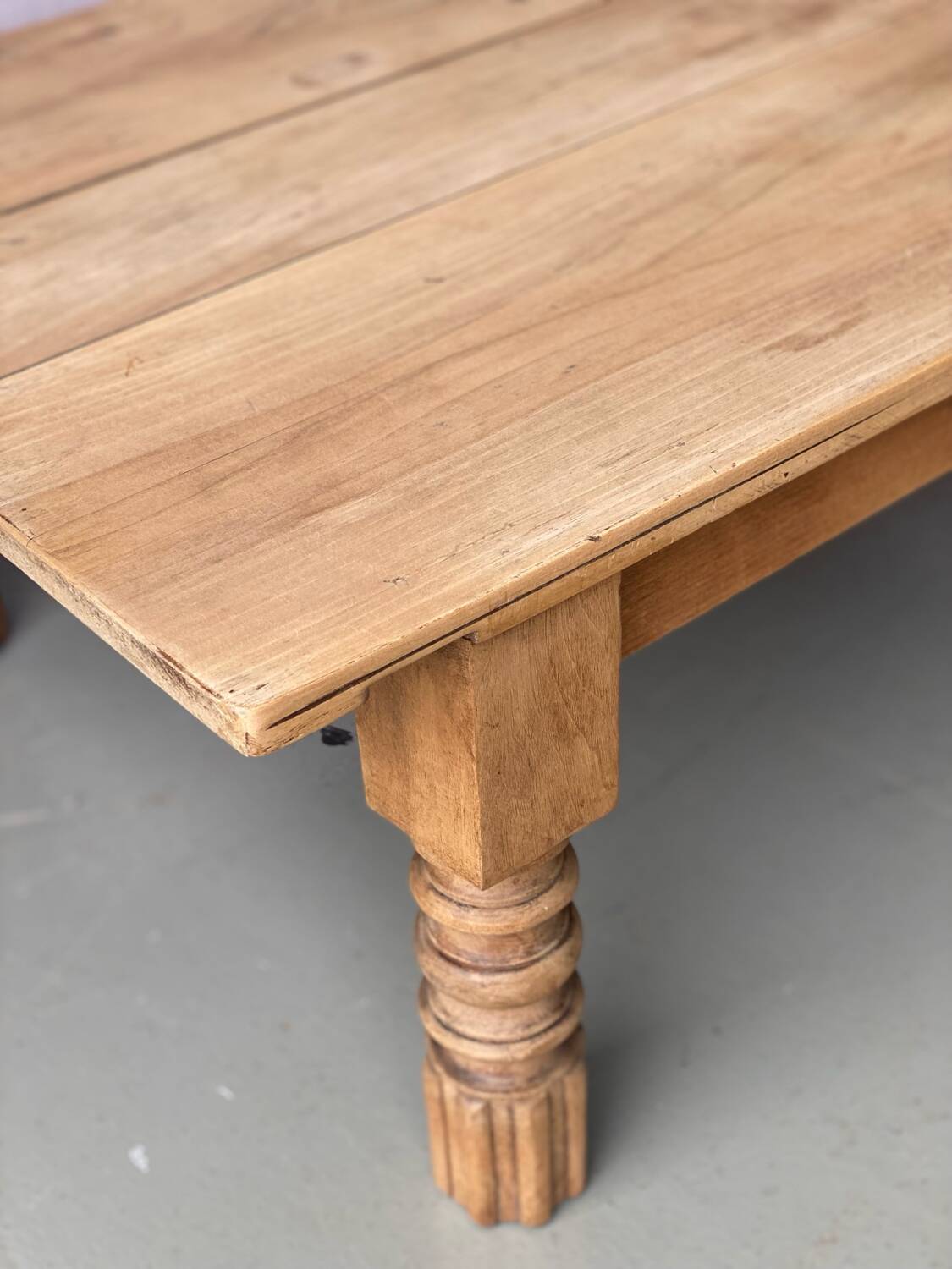 Table basse vintage en bois massif brut avec pieds sculptés