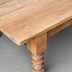 Table basse vintage en bois massif brut avec pieds sculptés