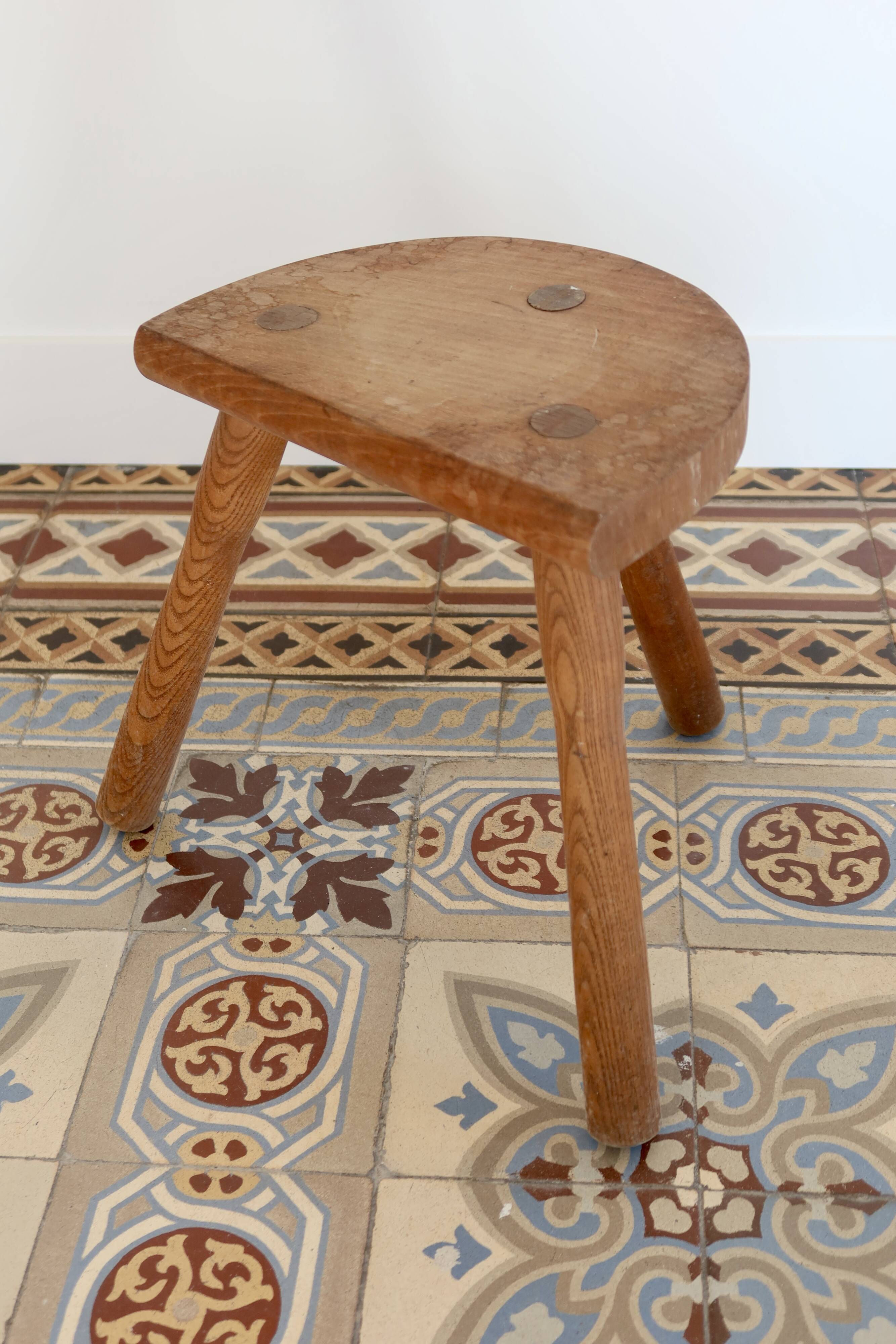 Tabouret tripode ancien en bois – assise demi-lune rustique