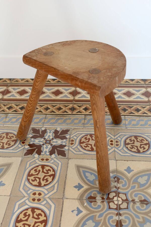 Tabouret tripode ancien en bois – assise demi-lune rustique