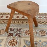 Tabouret tripode ancien en bois – assise demi-lune rustique