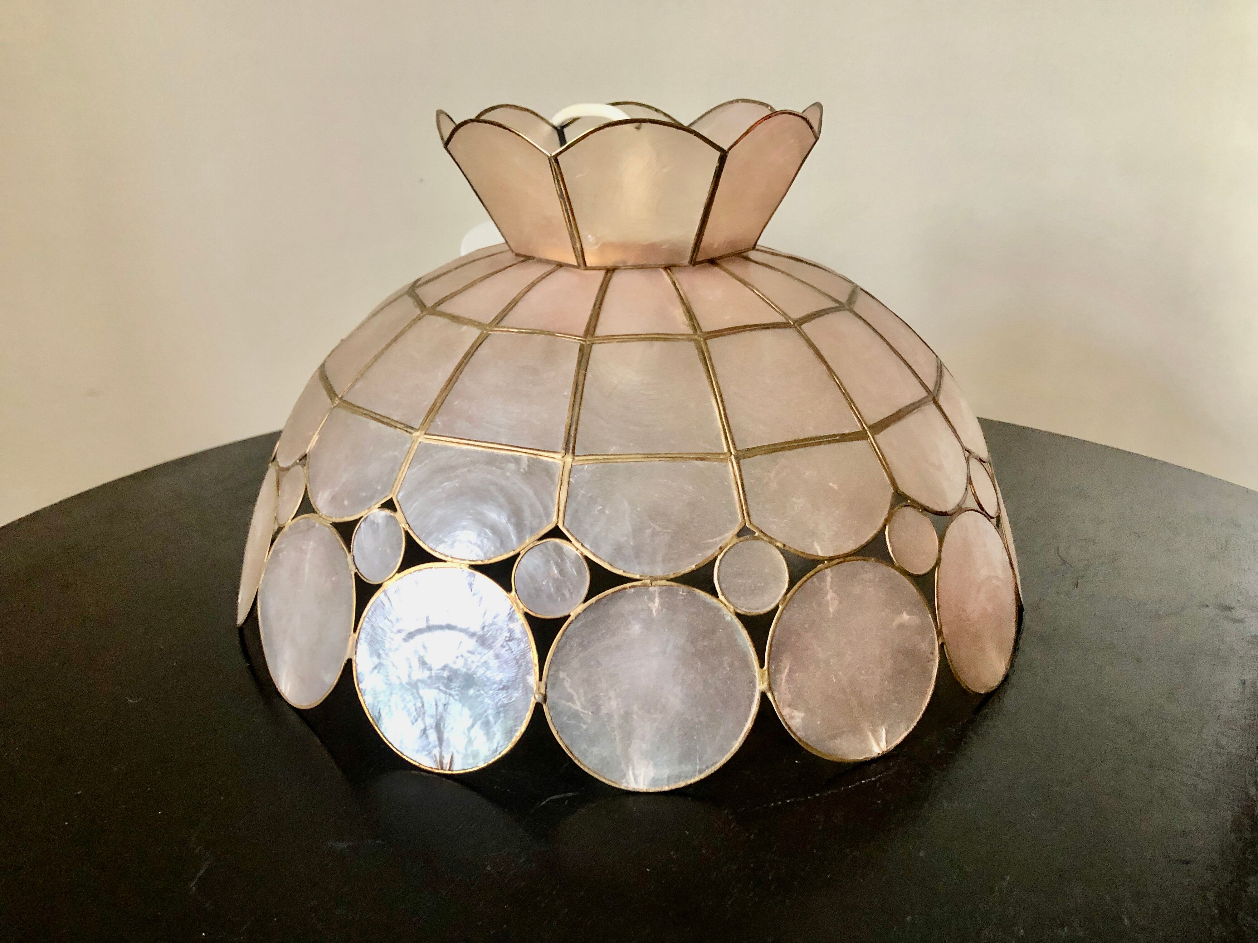 Suspension in pink mother-of-pearl and brass