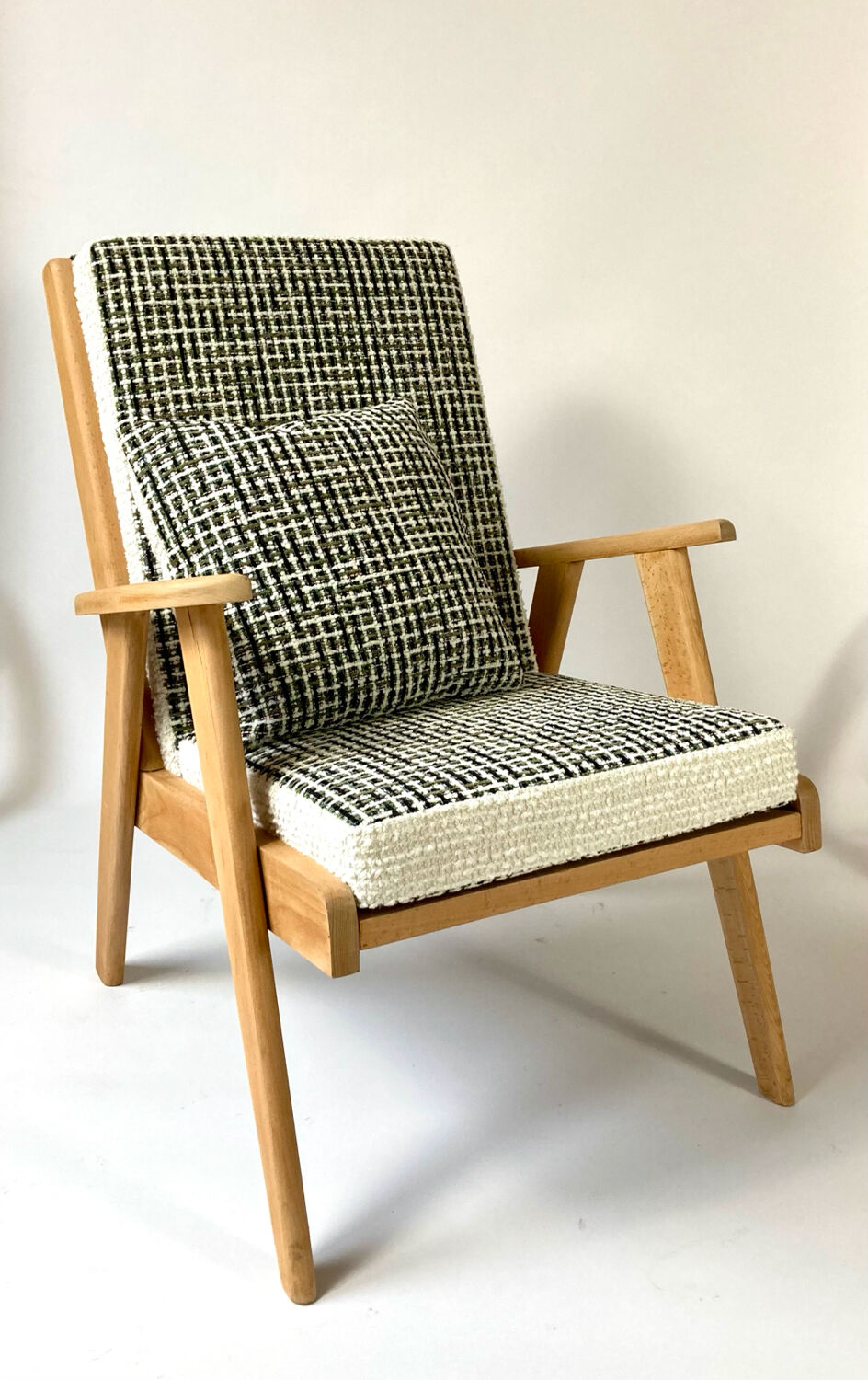 Restored vintage Scandinavian armchair – Casal Collection Tailleur fabric