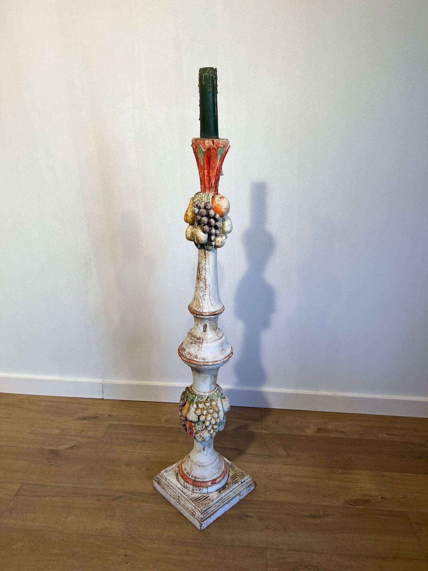 Lampadaire Balustre en Bois Sculpté Polychrome à Grappes de Fruits. Travail