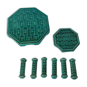 Set of 6 knife holders, a trivet, a 1960s bottle coaster