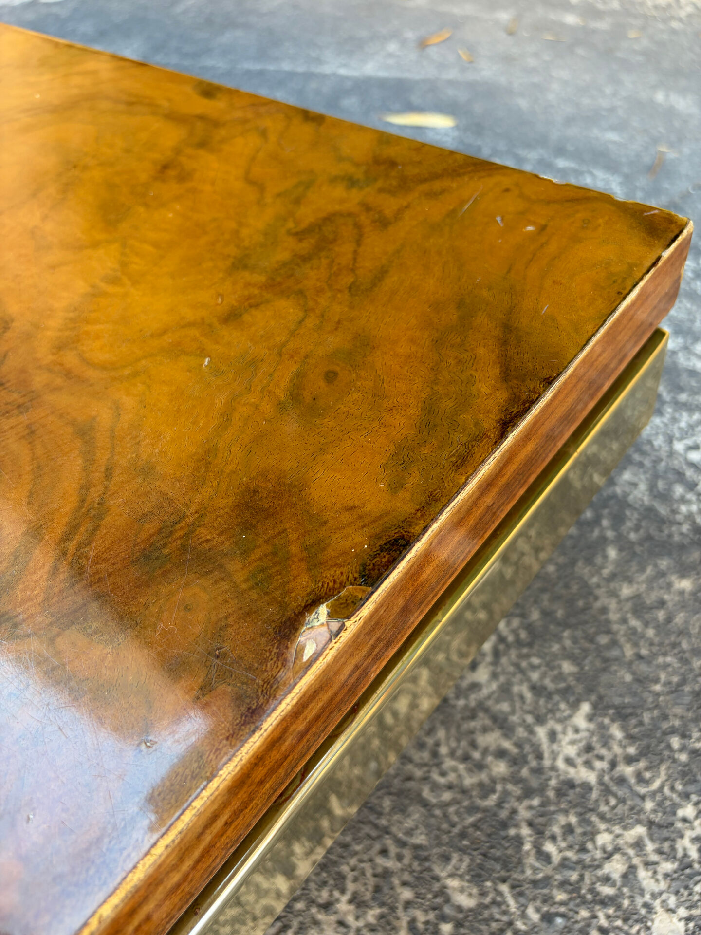 Elm burl coffee table and brass 70s Roche Bobois