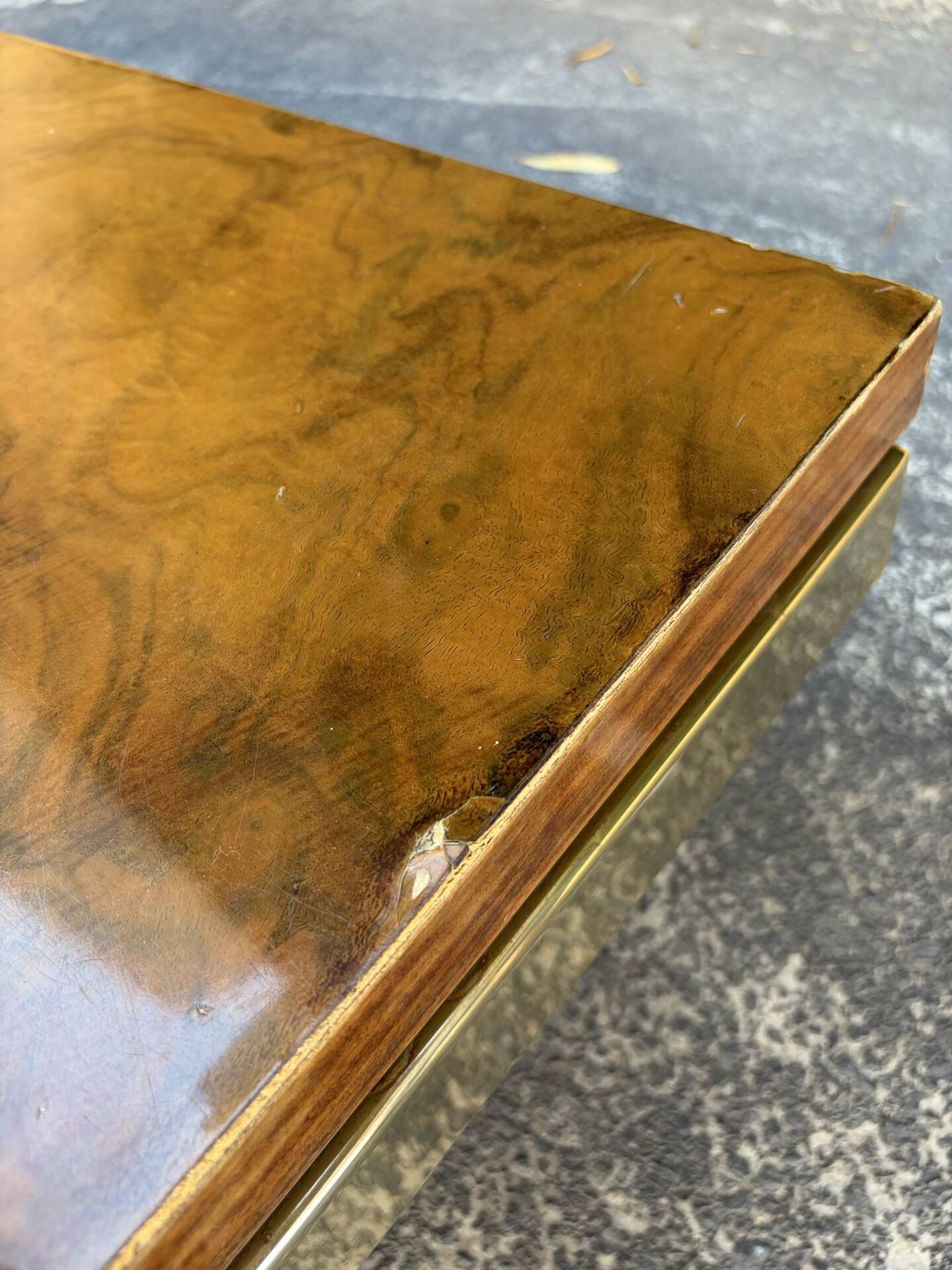 Table basse loupe d'orme et laiton 70' Roche Bobois